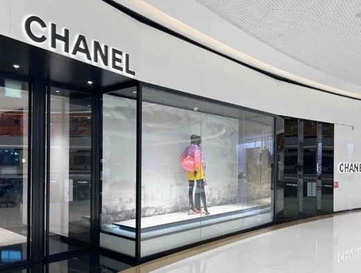 Chanel boutique window with Rania’s glitter finish