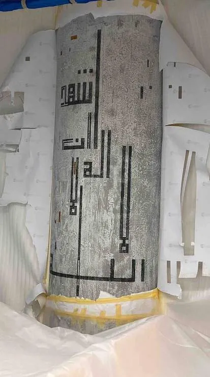 Kufic calligraphy taking shape on a column